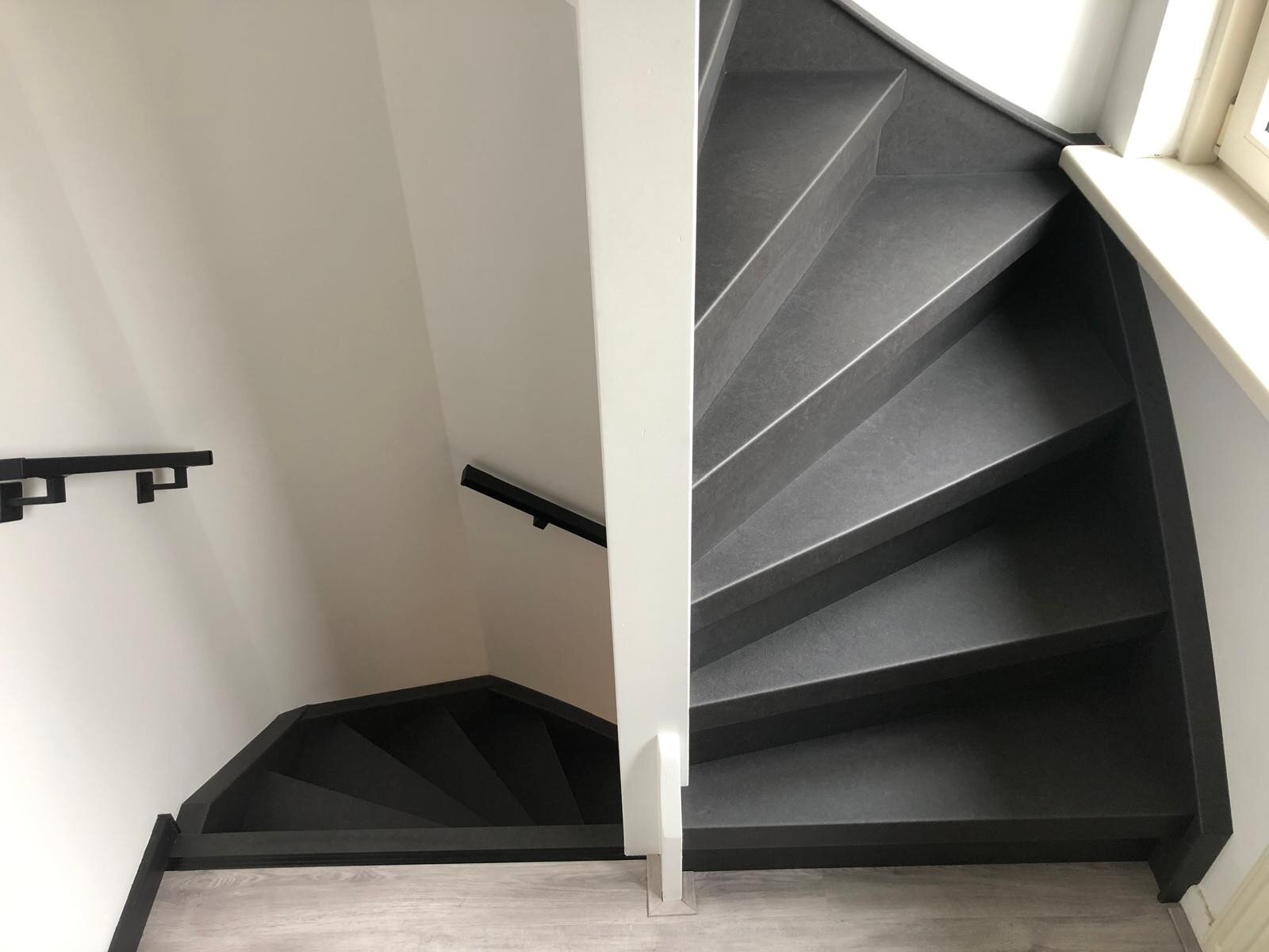 Lederlook traprenovatie antraciet treden, stootborden, zijwangen, stalen leuningen, Den Bosch, Utrecht, Zaltbommel.jpg