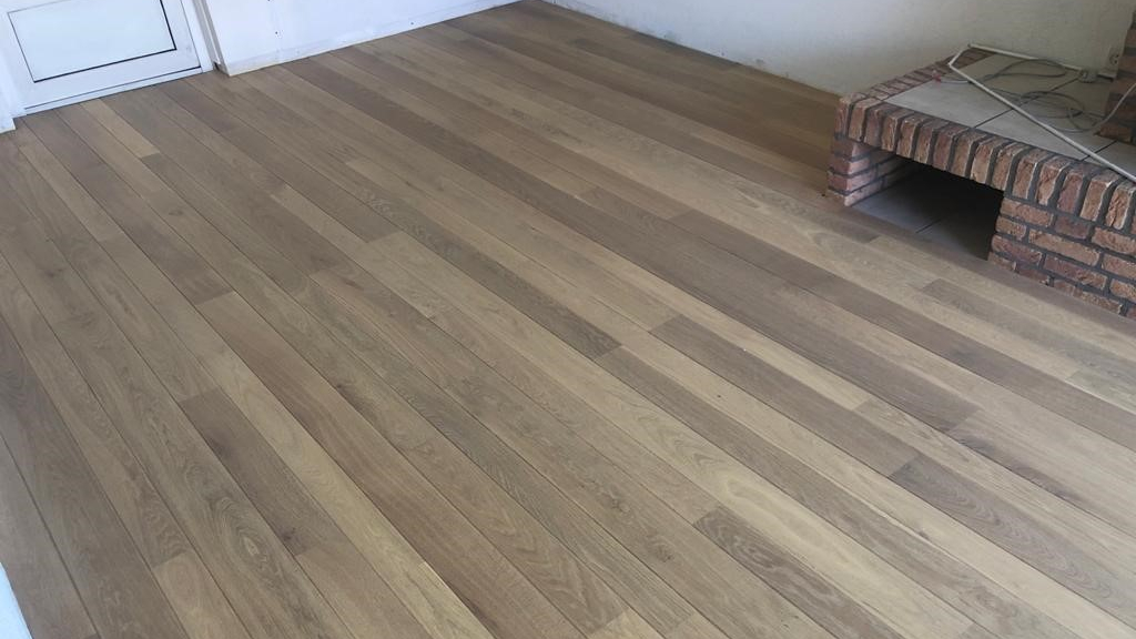 Schuren verkleurde vloer oranje geel hout naar licht gekleurd naturel hout Rosmalen.jpg