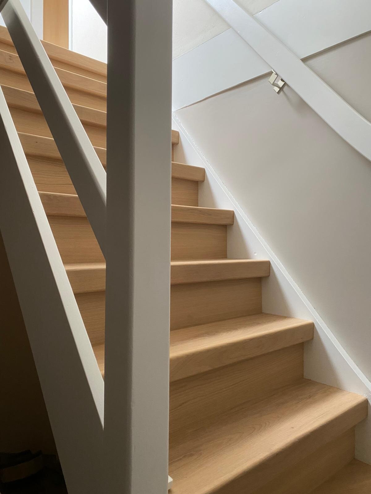 Eiken traprenovatie, houten traprenovatie, eiken overzettreden en stootborden Boxtel
