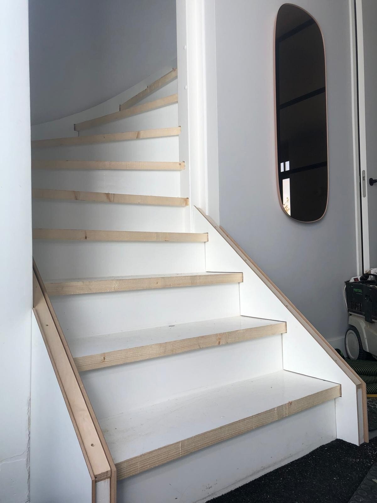 Design trap, eikenhout, eiken, naturel eiken, eiken traprenovatie, Z-trap, nieuwbouwwoning, gietvloer, Gorinchem, Zaltbommel, Den Bosch, Utrecht.jpg