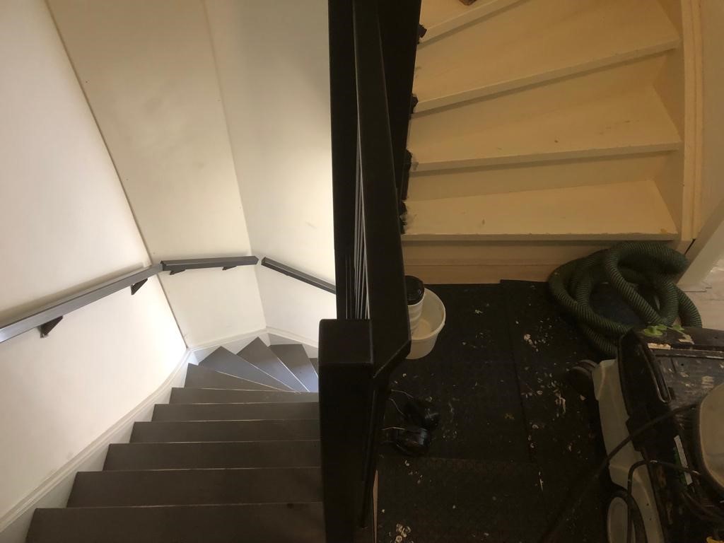 Zwart, grijs betonlook, eiken treden met zwart antislipprofiel Waalwijk Drunen Vlijmen Den Bosch.jpg