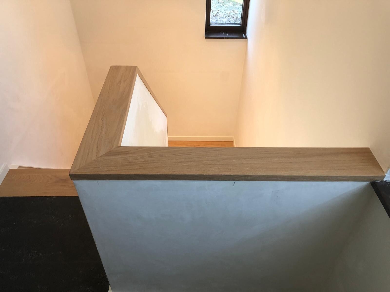 Eiken plank op balustrade muurtje bloktrap.jpg