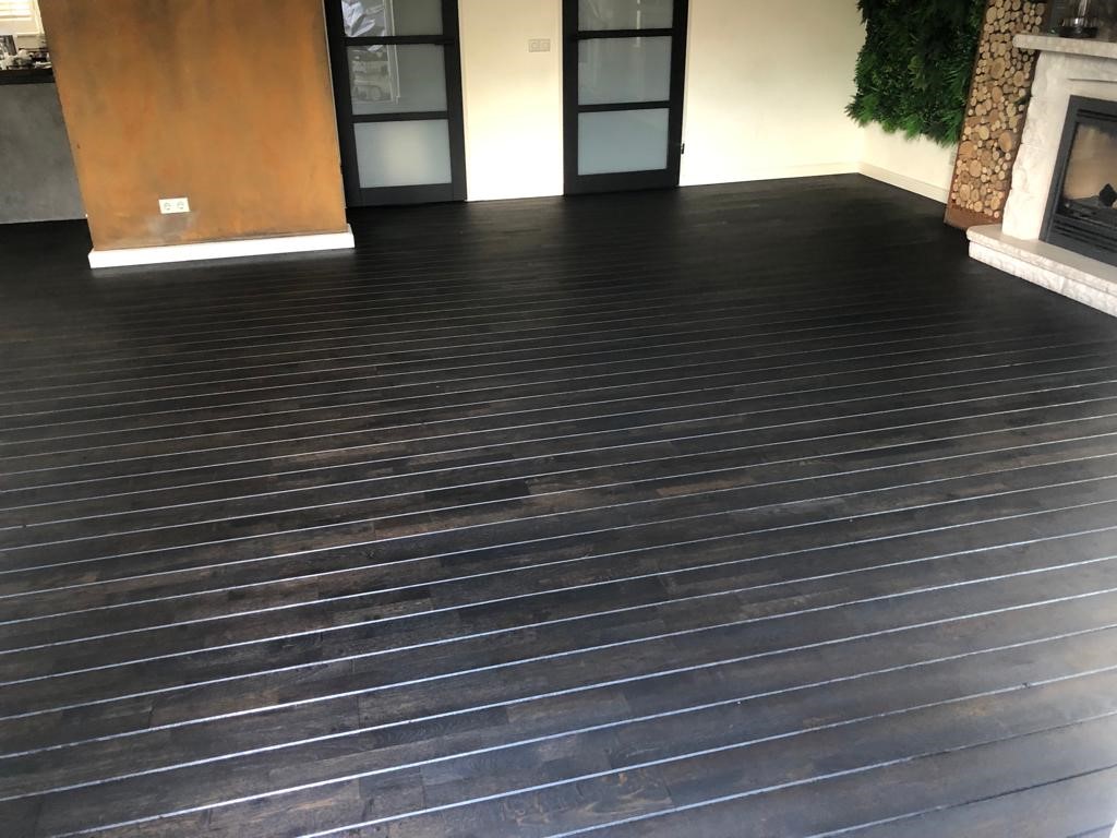 Eiken vloer met v-groef schuren en zwart oliën in Kerkdriel Den Bosch Zaltbommel zwart eikenhout.jpg