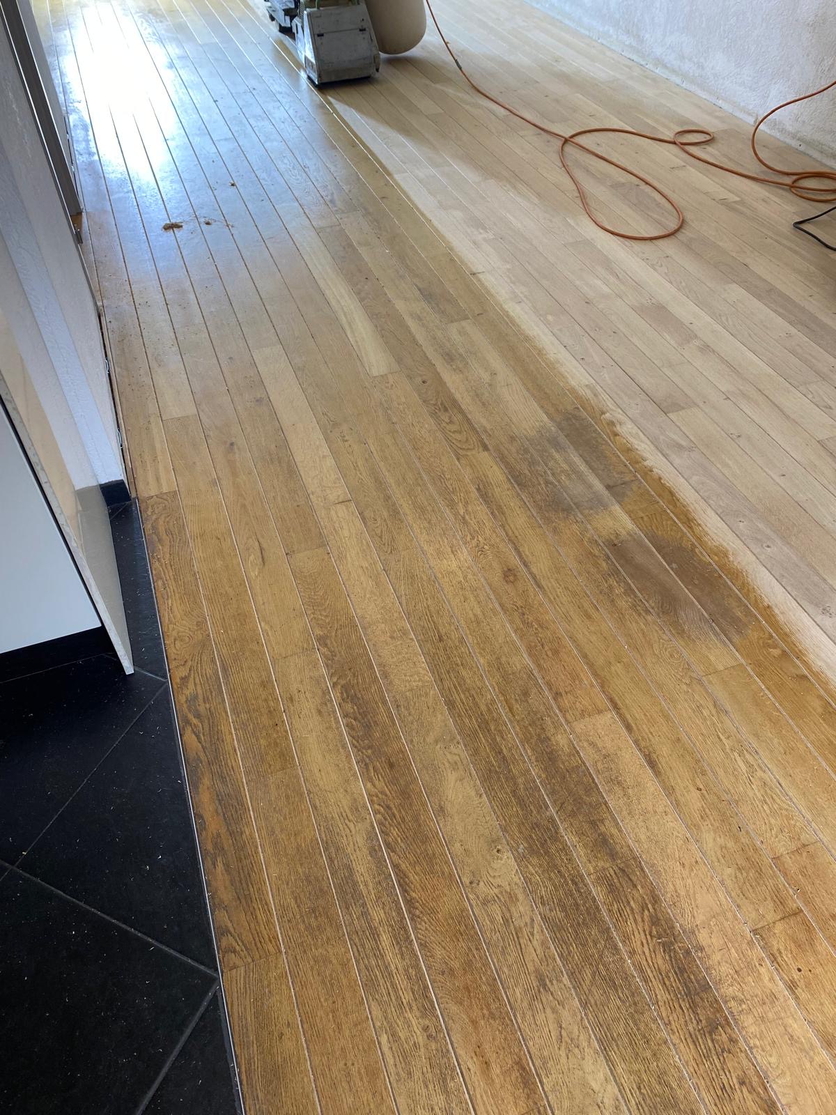 Eikenhouten vloer met donkere slijtageplekken, krassen, vlekken, deuken en andere gebruiksporen schuren en oliën in een lichte kleur, Heerewaarden, Zaltbommel, Den Bosch.JPG