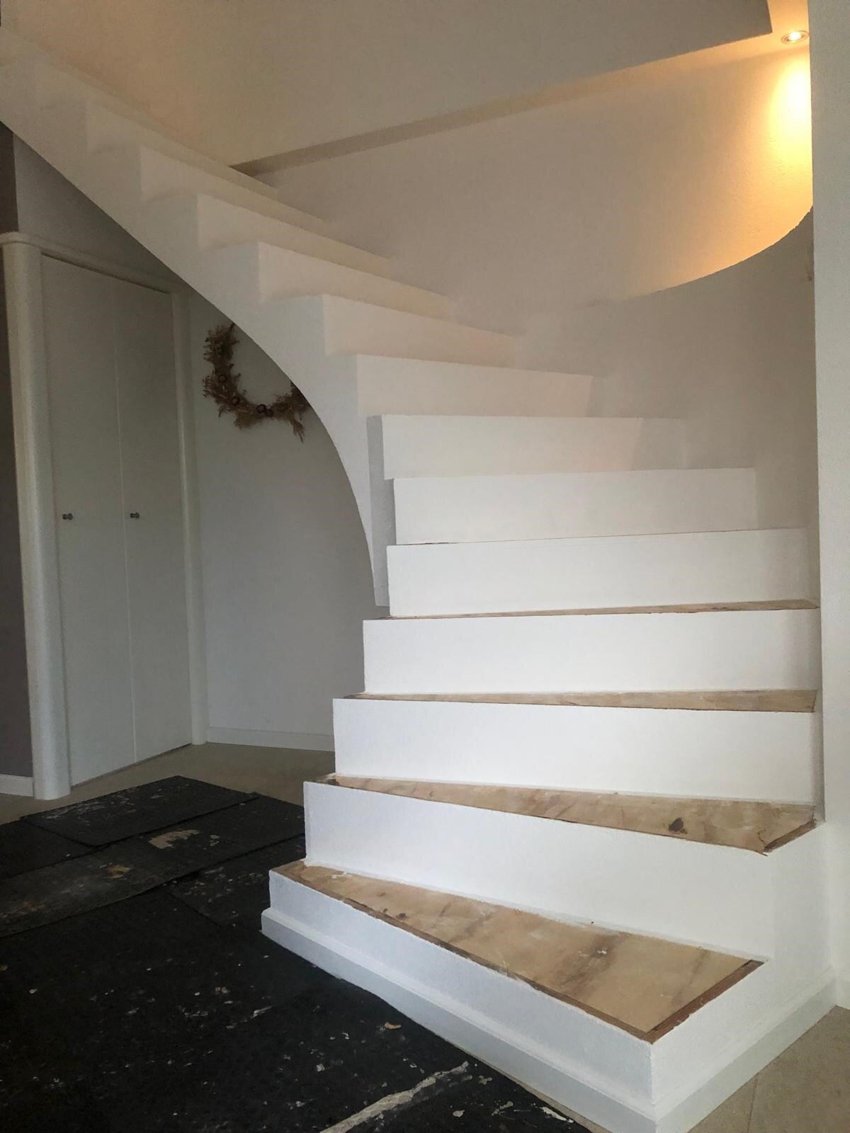 Eikenhouten traprenovatie met eiken balustrade landelijke stijl.jpg