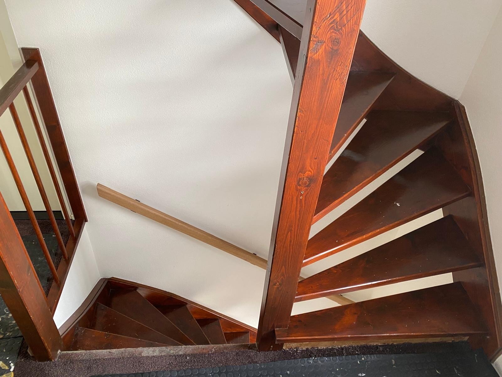 Vurenhouten trap wordt eikenhouten trap door traprenovatie in Zaltbommel.jpg