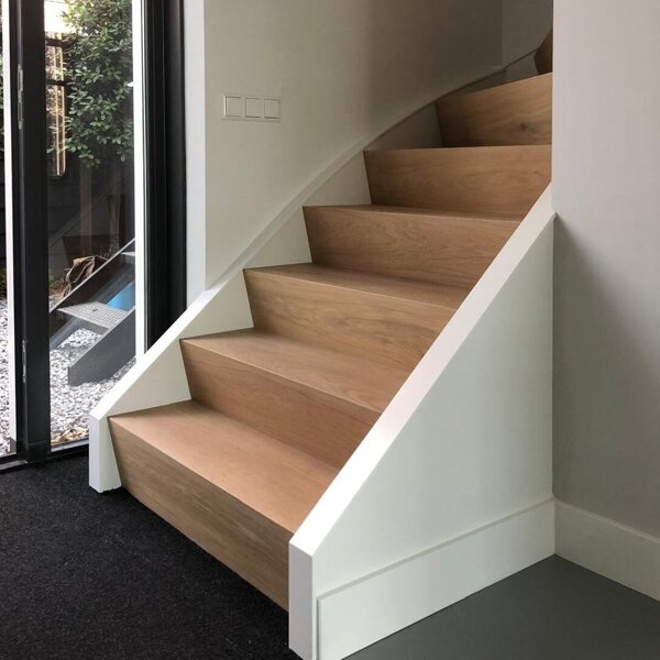 Z-trap door traprenovatie, design traprenovatie, bloktreden, z-treden, eikenhout, eiken, Gorinchem, Den Bosch, Zaltbommel.jpg