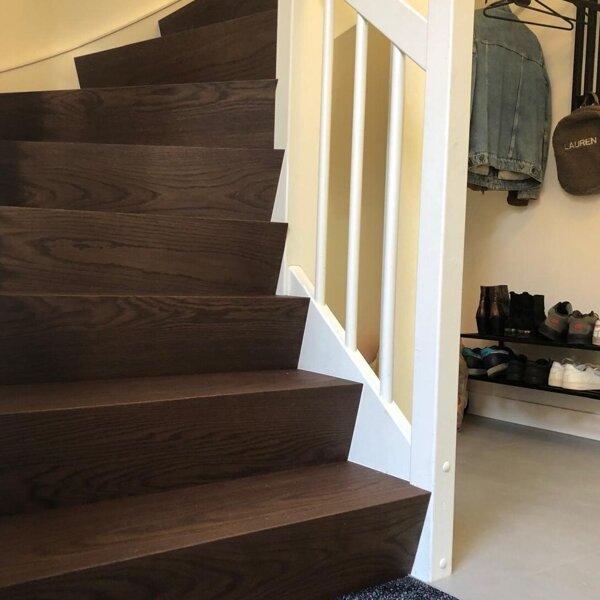 Open trap en dichte trap Z-trap door traprenovatie donker eikenhout Waalwijk Den Bosch Haarsteeg.jpg