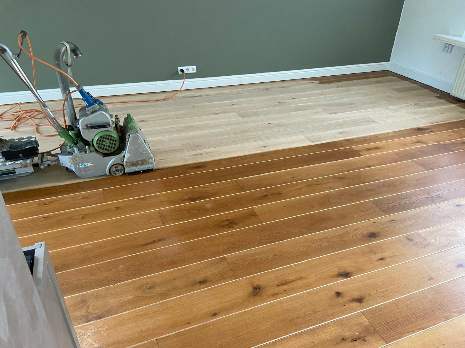 Verkleurde, vergeelde, gele eiken houten vloer schuren en lichter afwerken, lichte kleur oliën, lakken Den Bosch Zaltbommel Rosmalen Utrecht.jpg