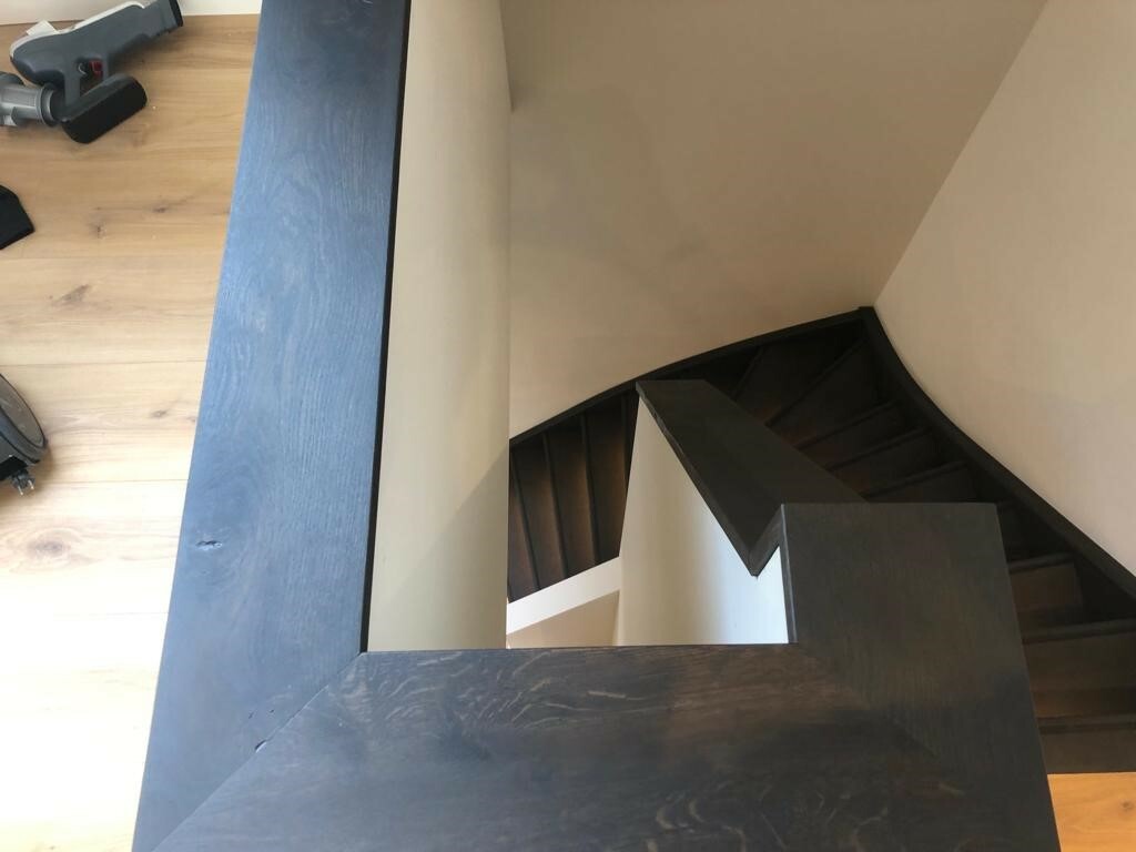 afwerking balustrade bij zwart eiken trap met LED.jpg