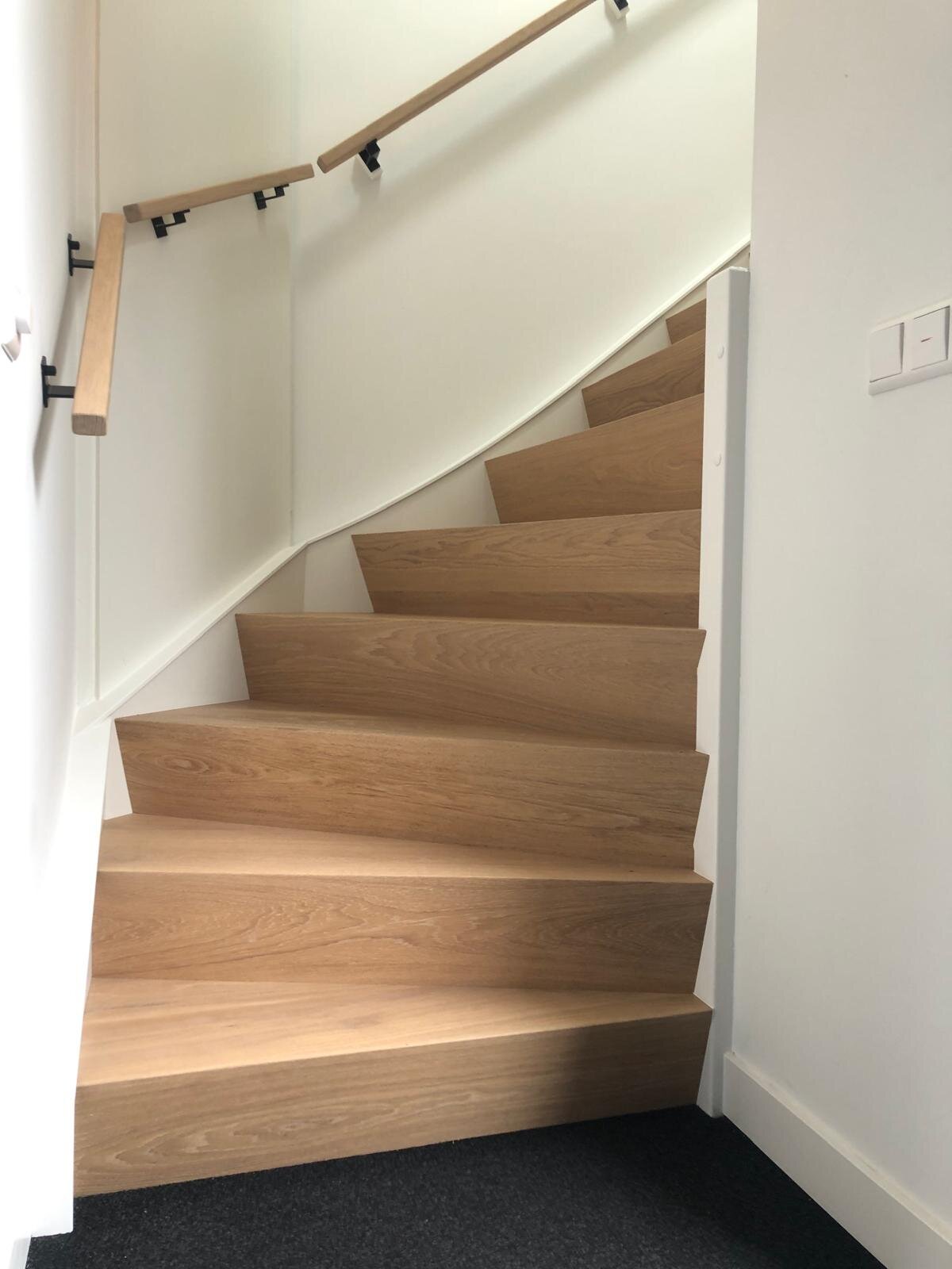 Eikenhouten Z-trap door traprenovatie nieuwbouwwoning Waalwijk.jpg