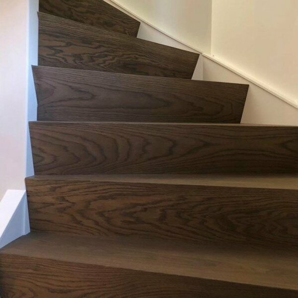 Eiken Z-trap door overzettreden traprenovatie met eiken Z-overzettreden treden Den Bosch.jpg