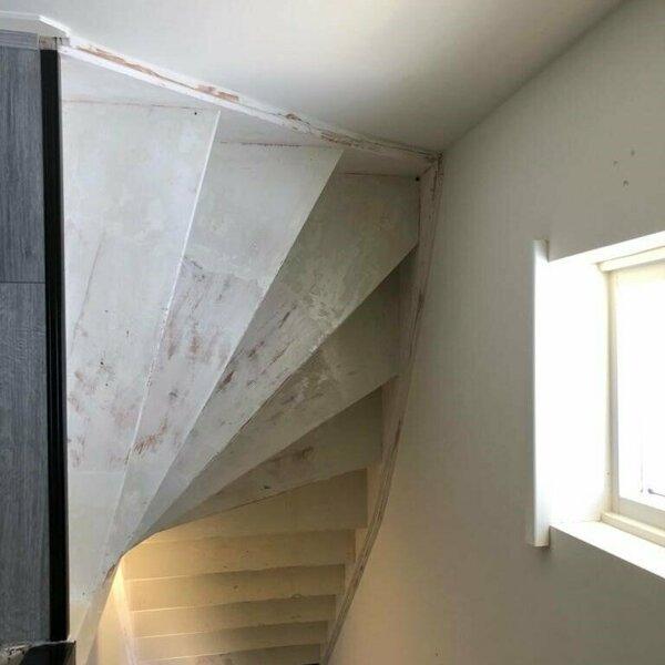 Eiken traprenovatie zwarte trap houtnerf led en leuning wijk en aalburg.jpg