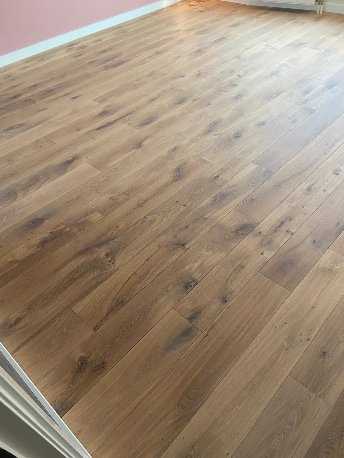 Donkere eiken vloer schuren en in lichtere kleur oliën in Kerkdriel.jpg