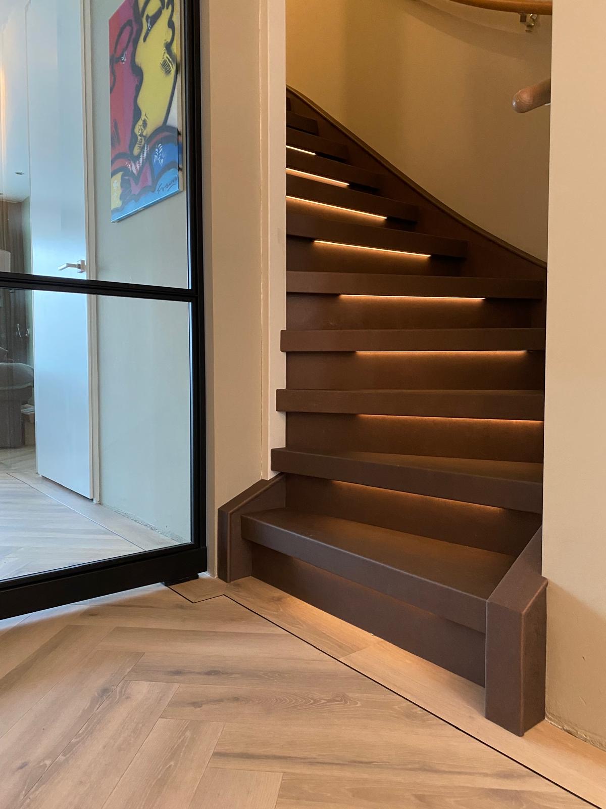 Bronzen traprenovatie met LED-verlichting, brons, bronskleurig, traprenovatie met verlichting, complete traprenovatie Den Bosch, 's-Hertogenbosch, Rosmalen.JPG