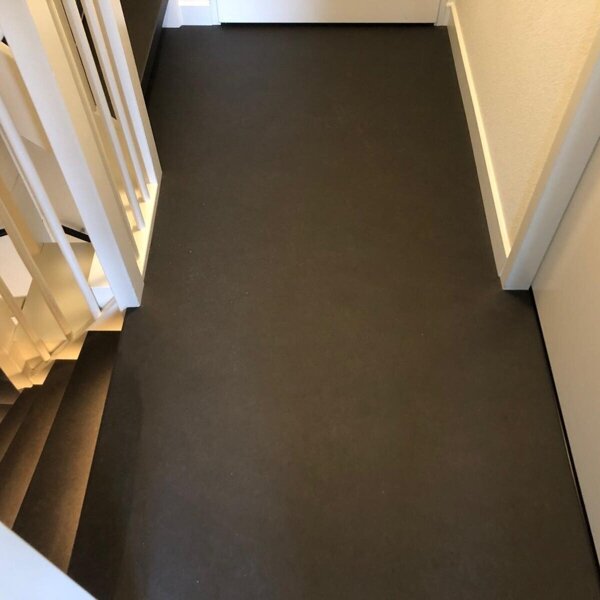 Vinyl overloop bij traprenovatie lederlook.jpg