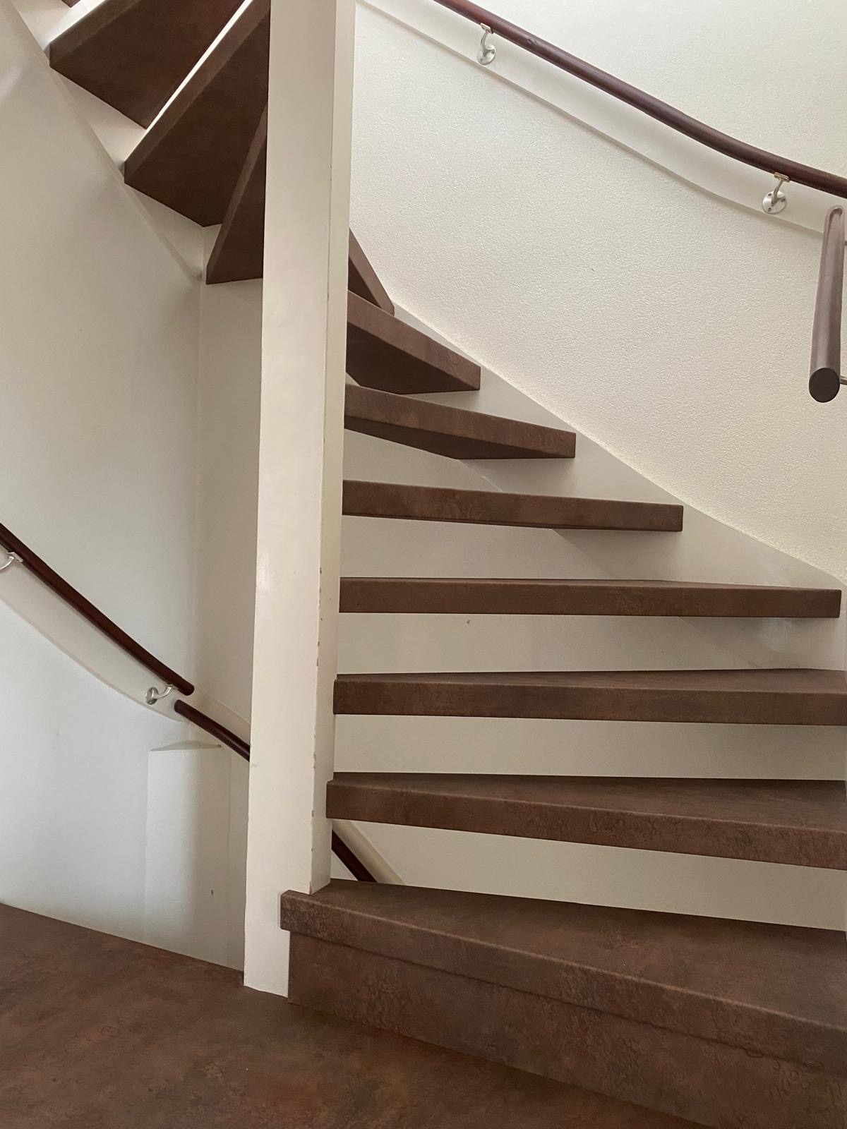 Brons vinyl overzettreden cortenstaal look trap Zaltbommel, Den Bosch, overloop.JPG