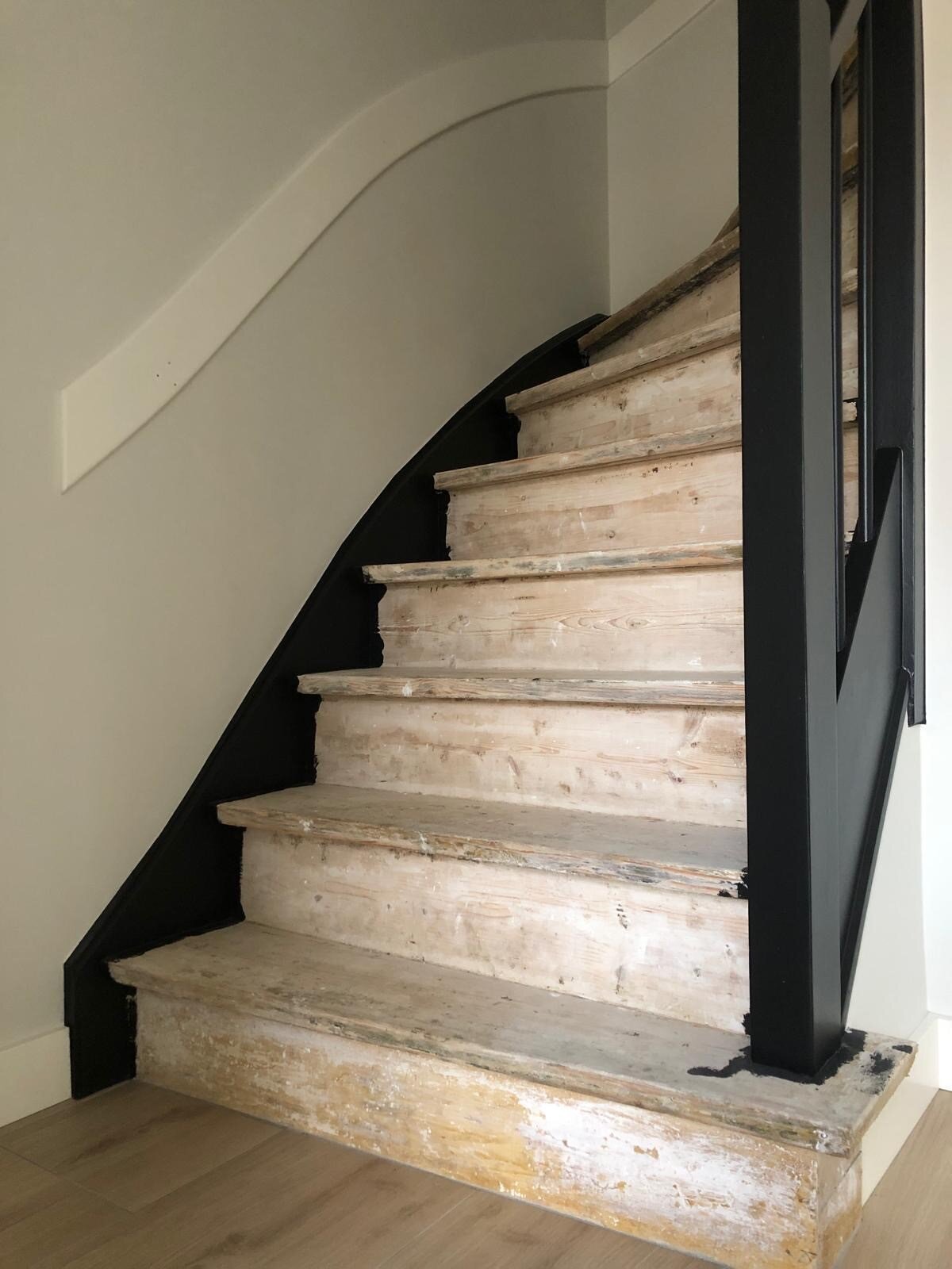 Zwart eiken traprenovatie in Vlijmen.jpg