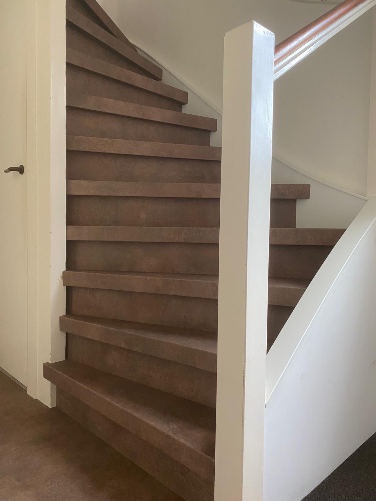 Bronskleurige traprenovatie, dichte trap, open trap, vinyl.JPG