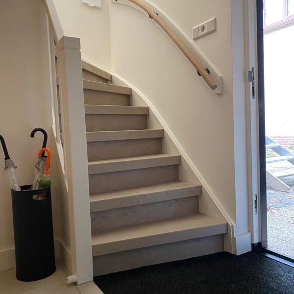 Greige traprenovatie in Den Bosch, Rosmalen, betonlook, warme grijstint, beige.jpg