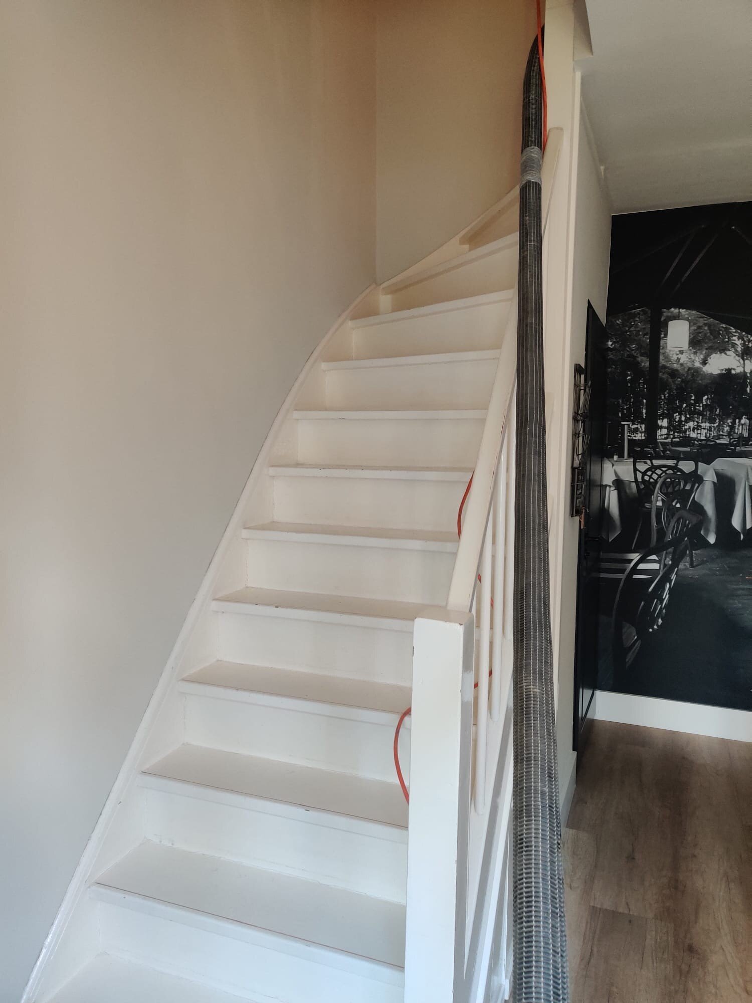 Zwart eiken traprenovatie in Zaltbommel balustrade zwart staal trapkast leuning Den Bosch.jpg