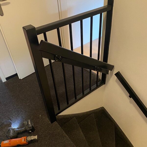 Vernieuwen van balustrade met eikenhout en zwarte spijlen