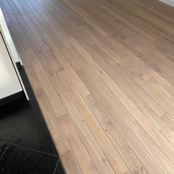 Geleefde en verkleurde eikenhouten vloer schuren en lichter oliën in Heerewaarden, Zaltbommel.JPG