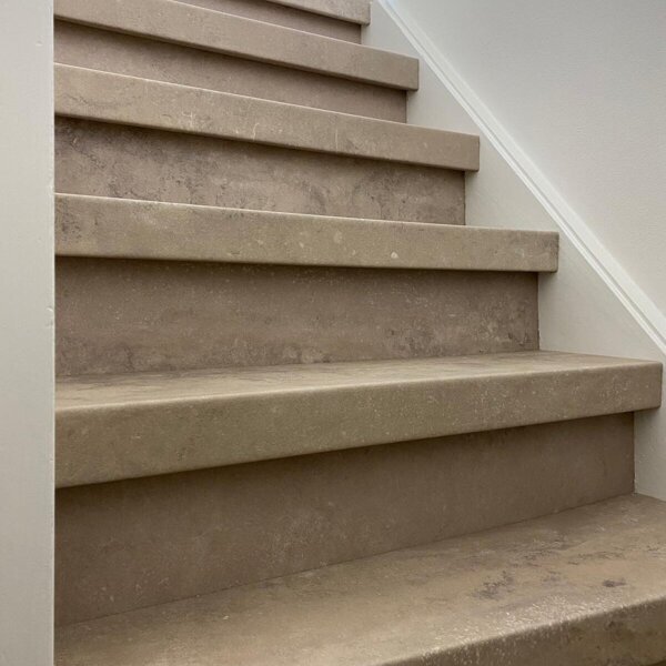 Vinyl traprenovatie in Rosmalen, beige, greige.jpg