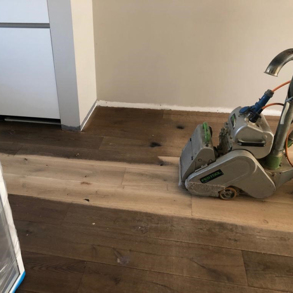 Donker eiken vloer wordt kaal geschuurd en licht gemaakt.jpg