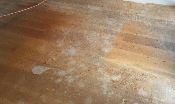 witte vlekken houten vloer verwijderen
