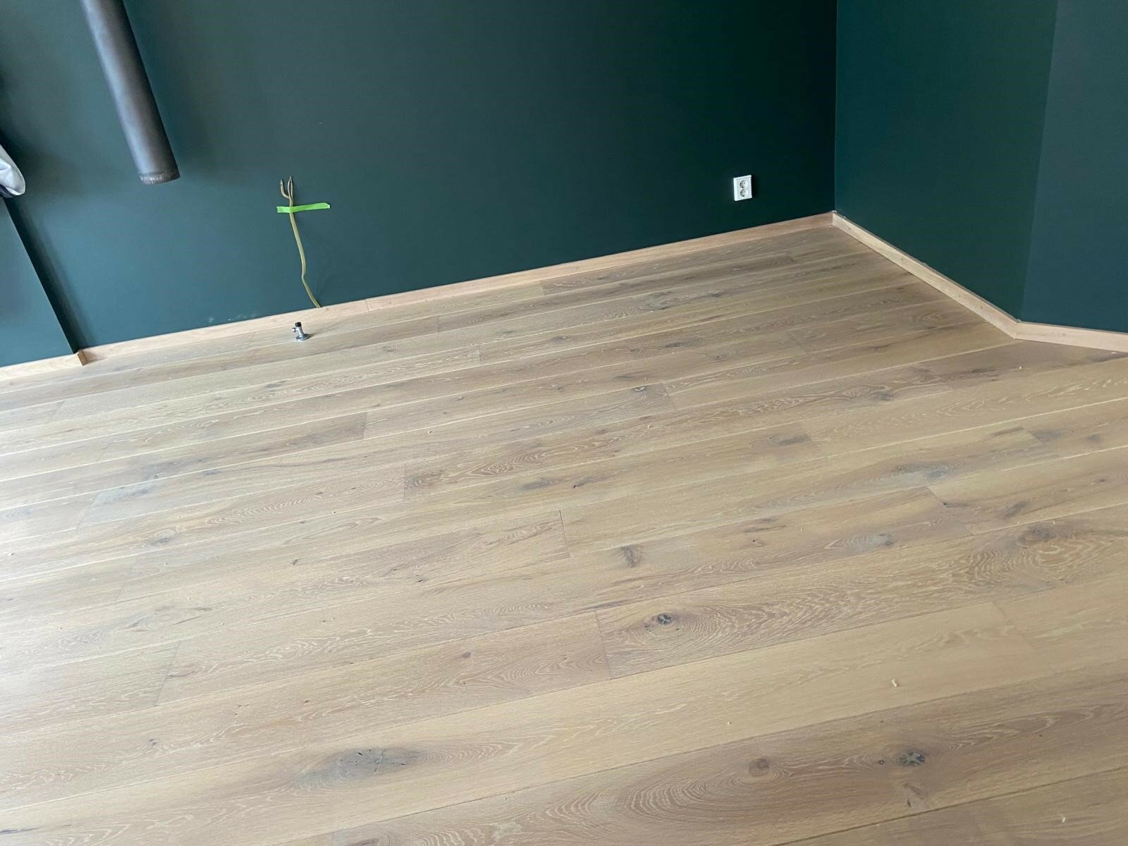 Eiken vloer en eiken plinten massief schuren kaal maken en in een lichte kleur oliën Smoke Rubio Monocoat Waalwijk.jpg