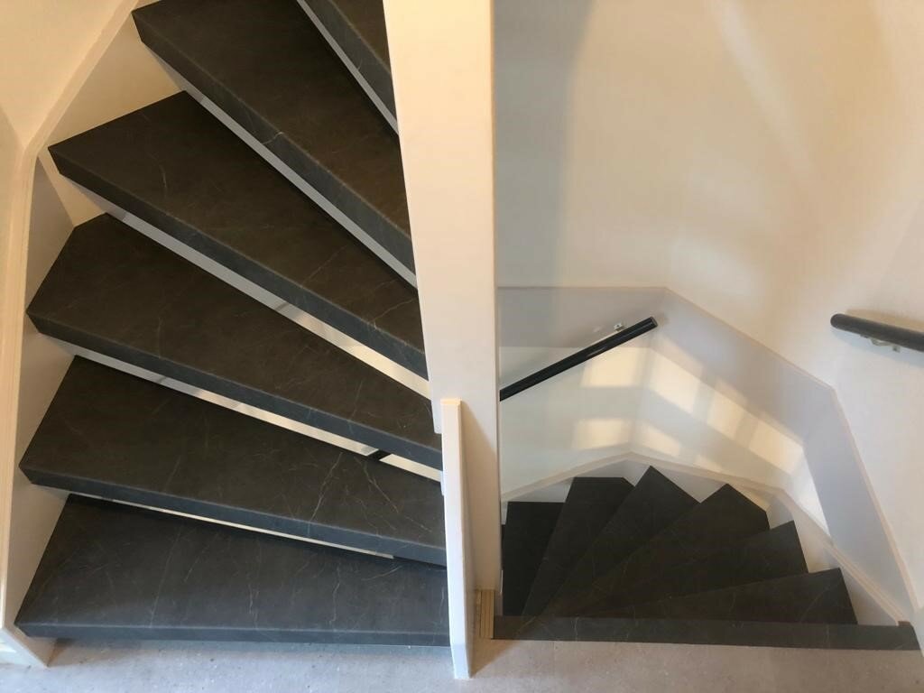 Traprenovatie met marmer vinyl marmerlook antraciet donkergrijs open trap en dichte trap.jpg