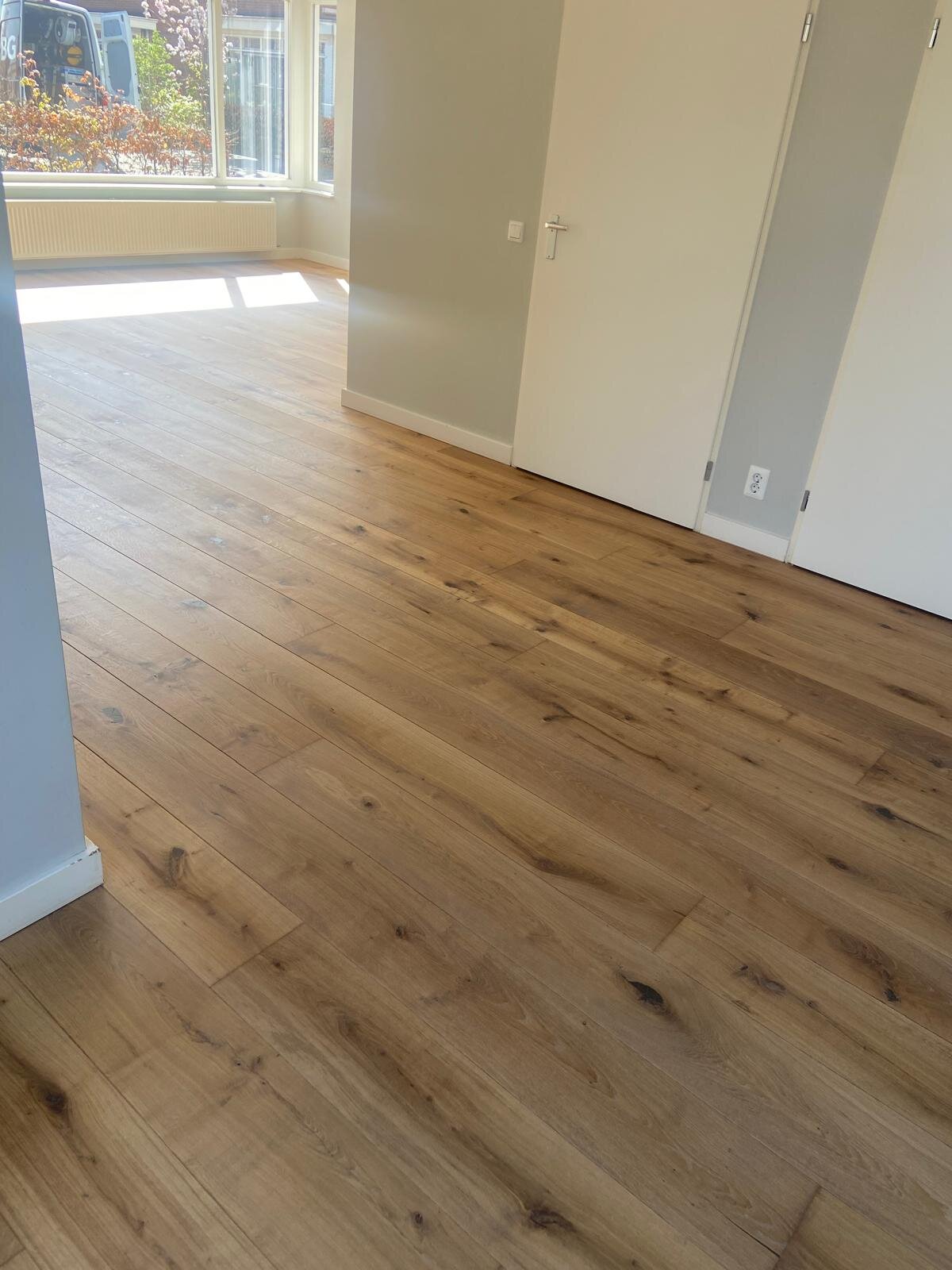 Eiken vloer weer als nieuw door het schuren van de vloer.jpg