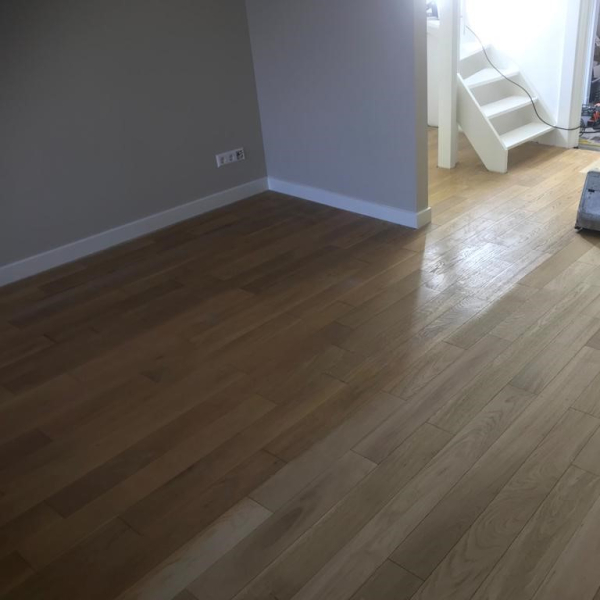 Vergeelde glanzende eiken vloer schuren en naturel oliën in Sleeuwijk.jpg