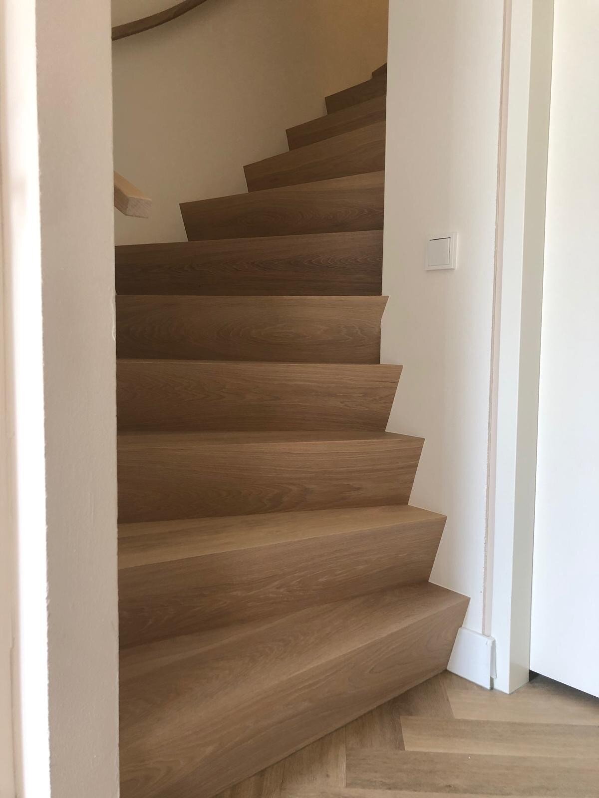 Eikenhouten Z-trap door traprenovatie, design, unieke traprenovatie.jpg