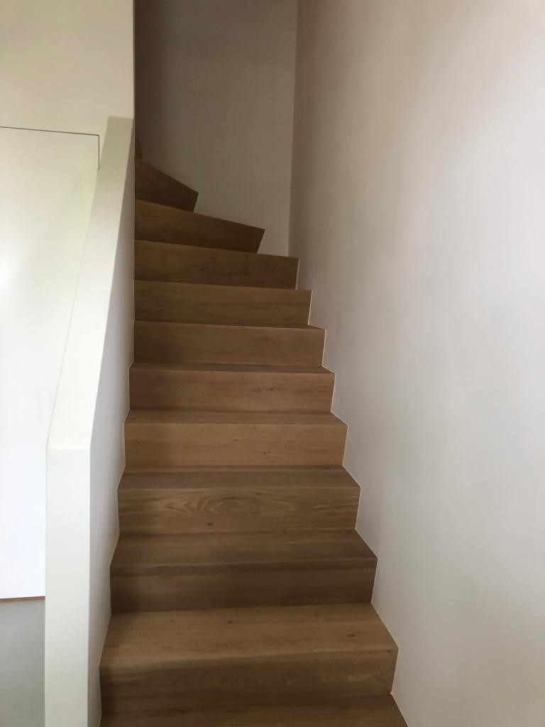 Eiken Z-trap door traprenovatie naturel eiken overzettreden.jpg