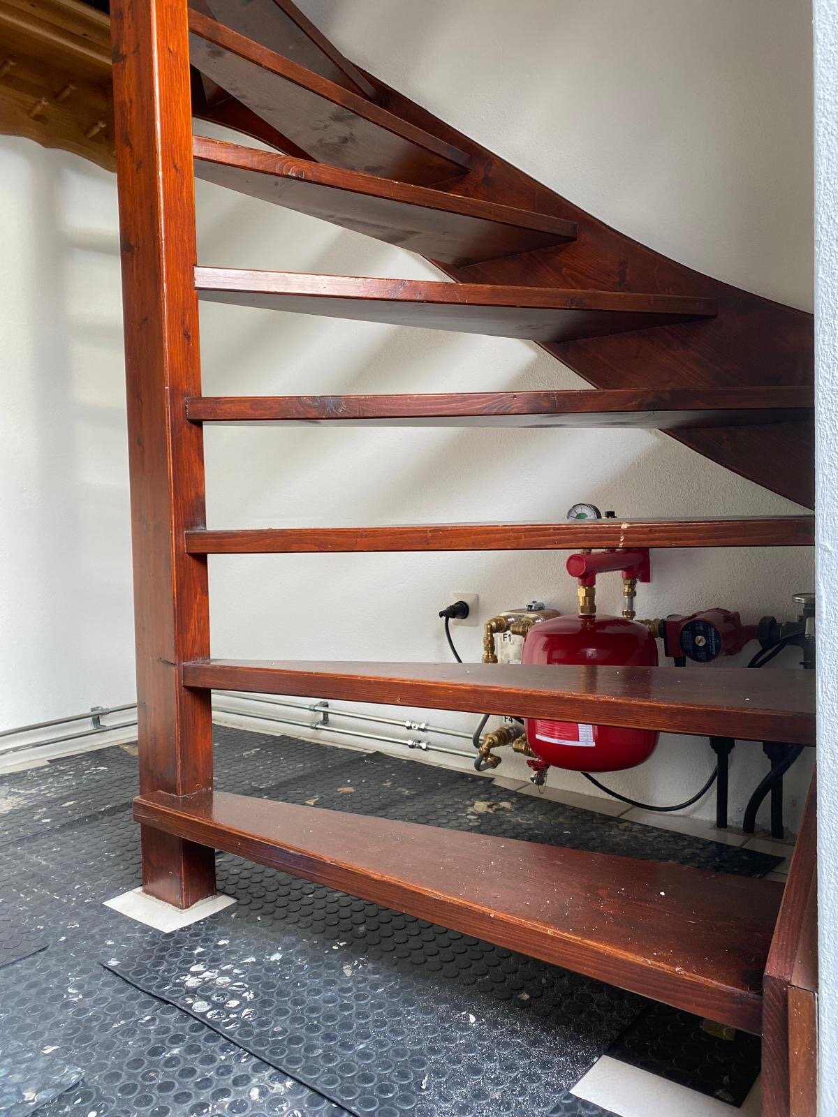 Vurenhouten trap wordt volledig eikenhouten trap Zaltbommel.jpg