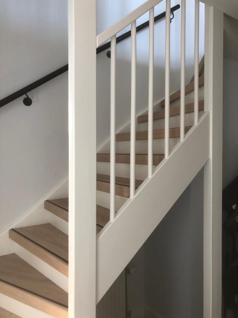 Eiken overzettreden en witte stootborden Rosmalen Den Bosch nieuw laminaatvloer.jpg