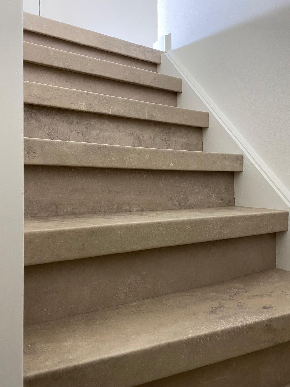 Vinyl traprenovatie in Rosmalen, beige, greige.jpg