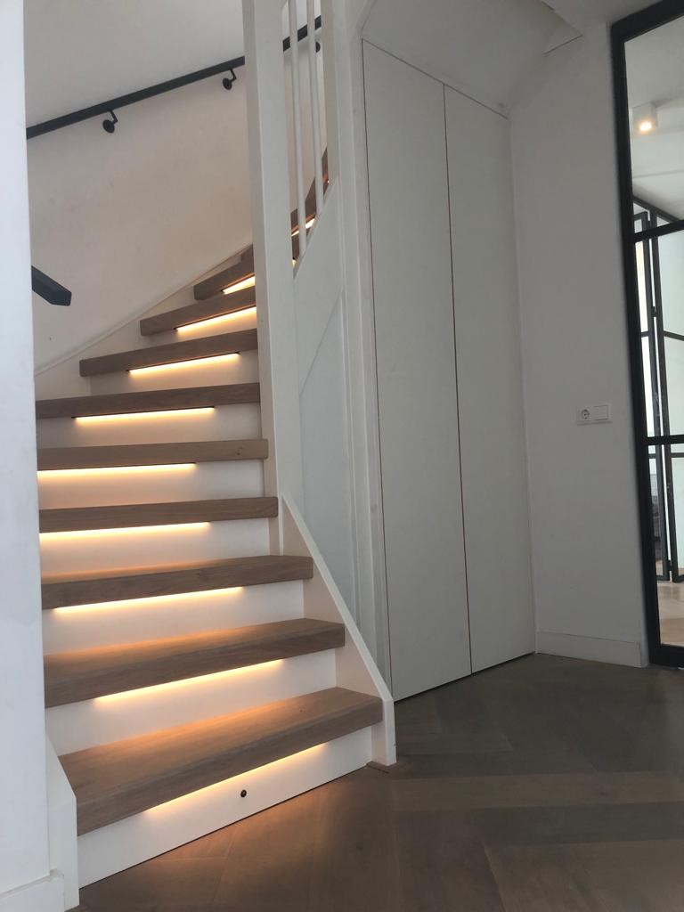 Eiken traprenovati met LED open trap dichtmaken met trapkast en zwarte leuningen Rosmalen.jpg