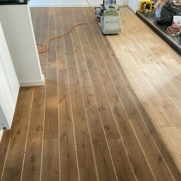 Verkleurde eiken vloer schuren en opnieuw behandelen.jpg