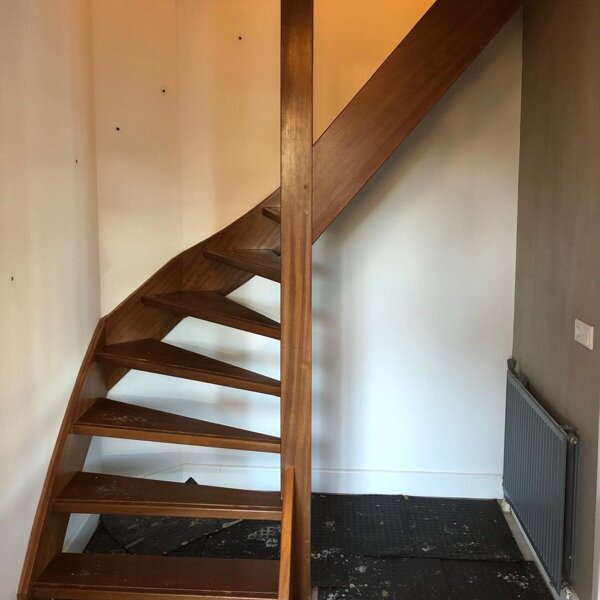 Hardhouten trap wordt eikenhouten trap door traprenovatie met nieuwe balustrade den bosch waalwijk vlijmen drunen.jpg