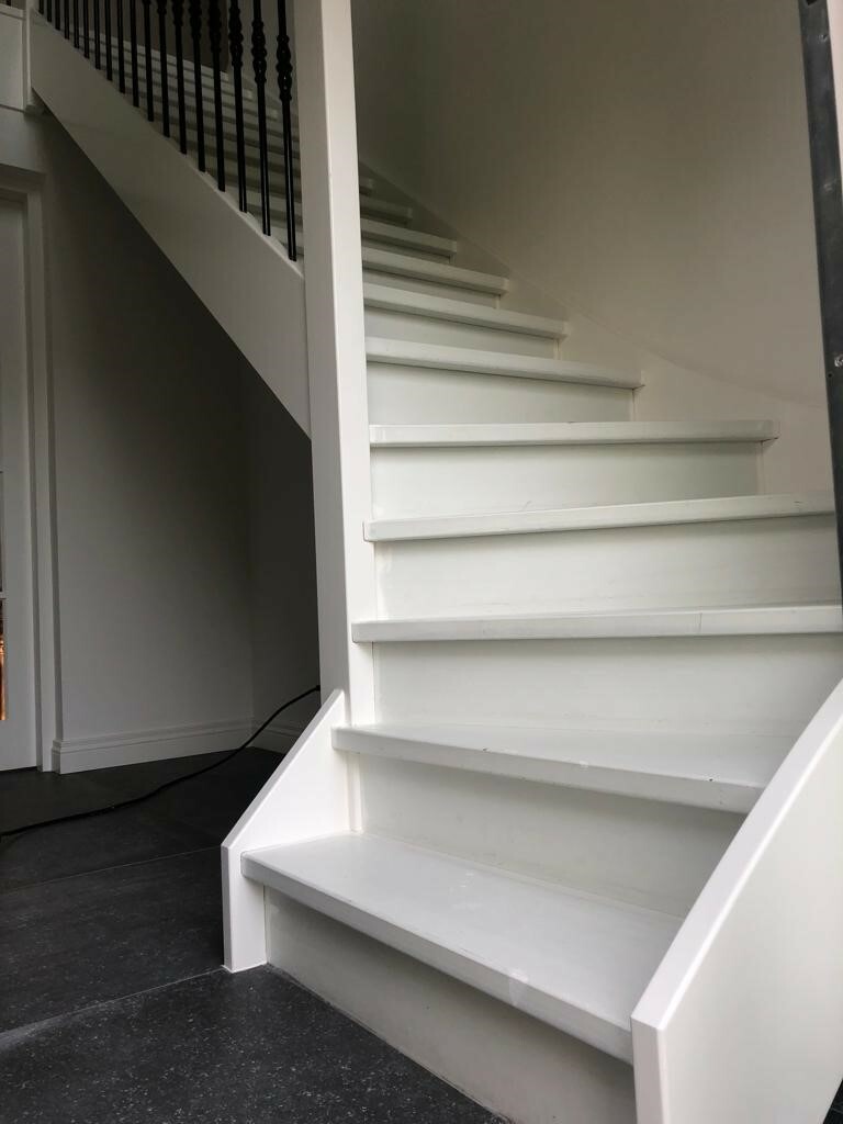 Brons kleurige overzettreden HPL en stootborden in Herpt cortenstaal traprenovatie.jpg