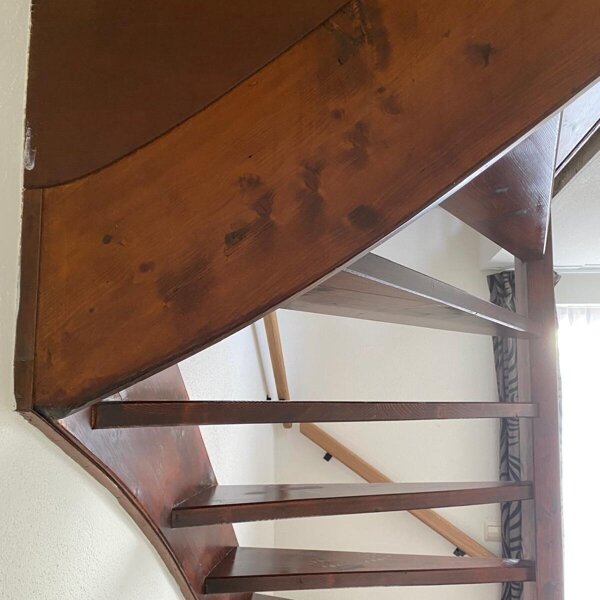 Vurenhouten trap voorzien van eikenhouten laag, eiken houten traprenovatie, open trap met balustrade in Zaltbommel.jpg