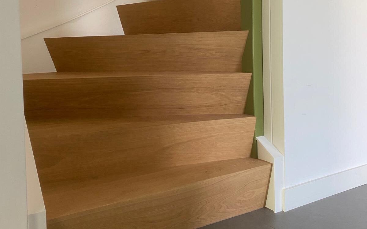 Moderne traprenovatie met strakke dichte trap