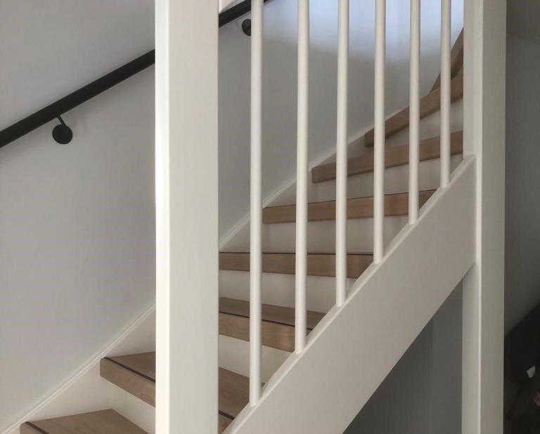 Scandinavische traprenovatie met licht eiken treden